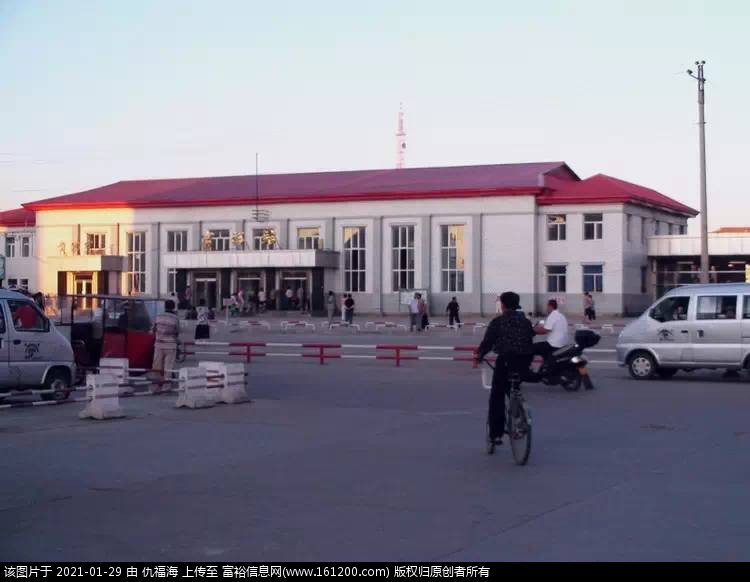 图2 1973年建成的火车站候车室.jpg